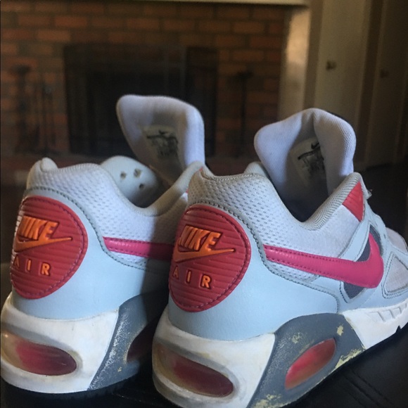 Nike Air Max Woman’s Size 7 White with Pink swoosh - Picture 7 of 8